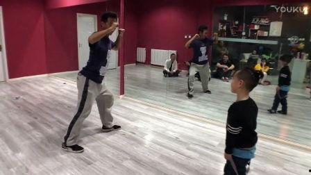 街舞教学视频,跟随节奏，舞动青春风采